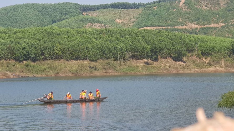 Lực lượng chức năng tìm vớt người gặp nạn trong vụ tai nạn chìm thuyền nghiêm trọng xảy ra trên lòng hồ Tả Trạch ngày 15/2 (ảnh: baothuathienhue.vn)