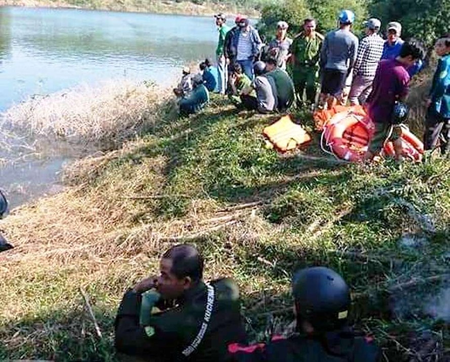 Triển khai lực lượng cứu hộ nạn tìm kiếm người mất tích trong lòng hồ Tả Trạch (ảnh: baothuathienhue.vn)