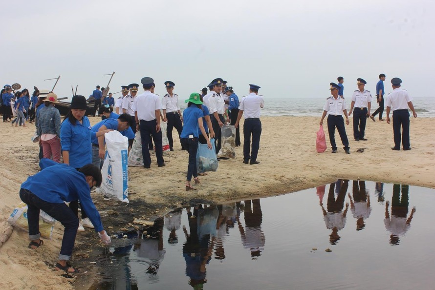 Đoàn viên thanh niên tham gia dọn dẹp bãi biển trong lễ ra quân “Hãy làm sạch biển”.