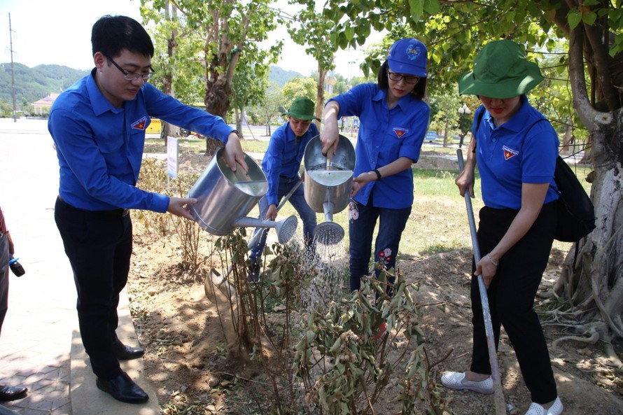 Đoàn tình nguyện đã trồng tặng khu di tích lịch sử Truông Bồn công trình vườn cây thanh niên với 1.000 cây hoa mua hoa sim.