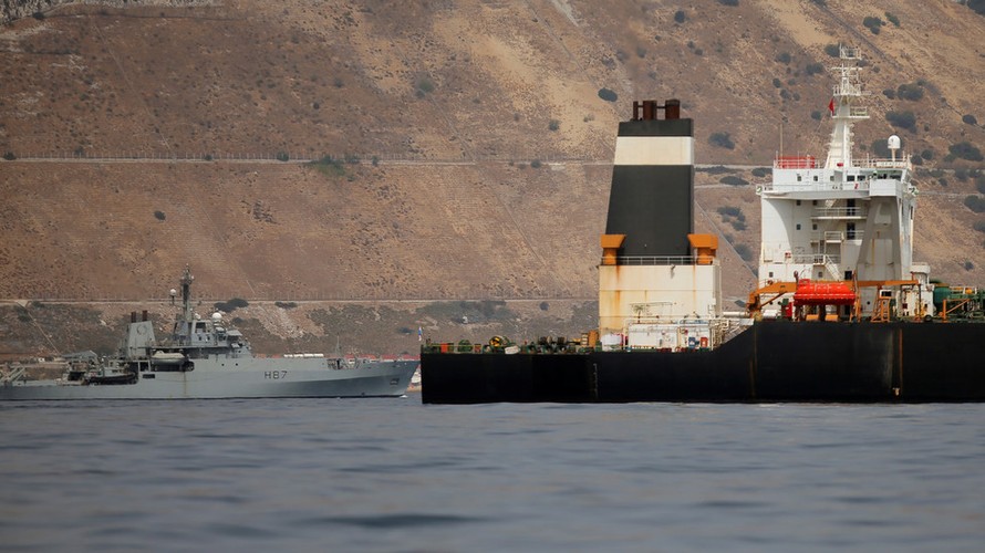 Hải quân Hoàng gia 'dàn quân' bảo vệ tàu hàng trên eo biển Hormuz. Ảnh: Reuters