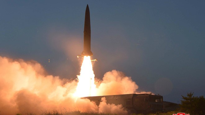 Tên lửa được Triều Tiên phóng hôm 25/7. Ảnh: Reuters
