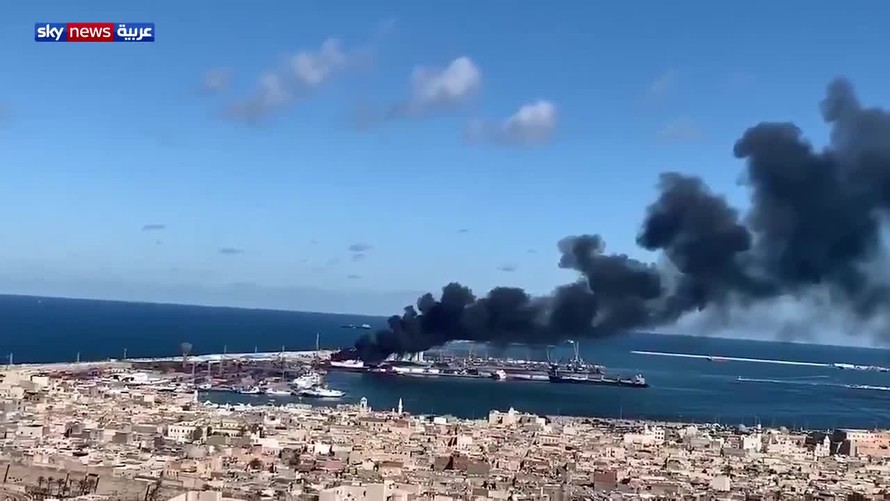 Toàn cảnh vụ cháy, nơi Quân đội quốc gia tuyên bố phá hủy tàu chở vũ khí của Thổ Nhĩ Kỳ.