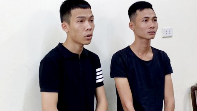 Đối tượng Phạm Xuân Thái (bên trái, đang là học sinh giỏi lớp 12)