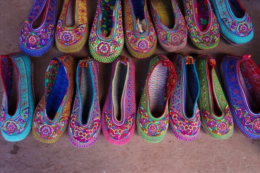 Giày thêu của nam và nữ dân tộc Xạ Phang. Ảnh: baodantoc.vn