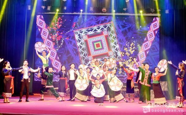 Các học viên được thưởng thức chương trình biểu diễn của các nghệ sỹ, diễn viên Trung tâm Nghệ thuật truyền thống tỉnh. Ảnh: Công Kiên/Báo Nghệ An