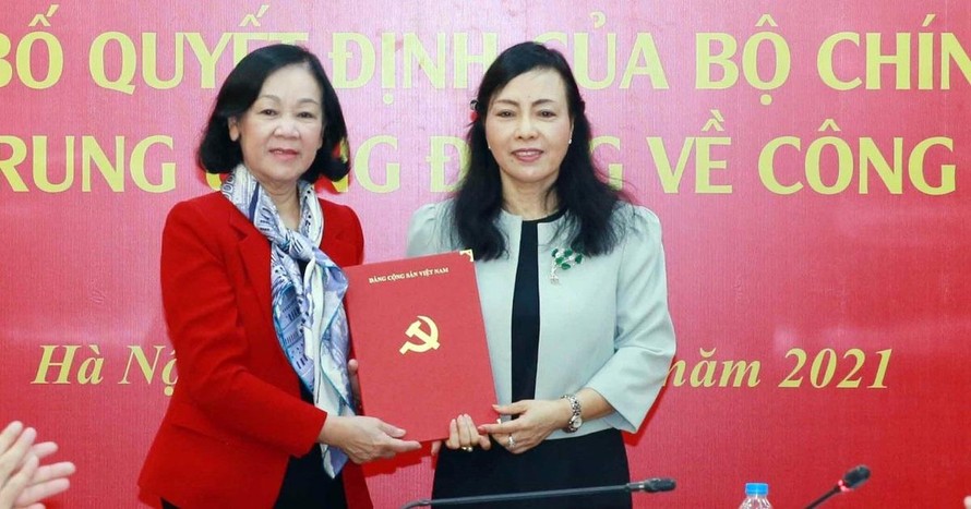Bà Nguyễn Thị Kim Tiến nhận quyết định nghỉ hưu (Ảnh: TTXVN).