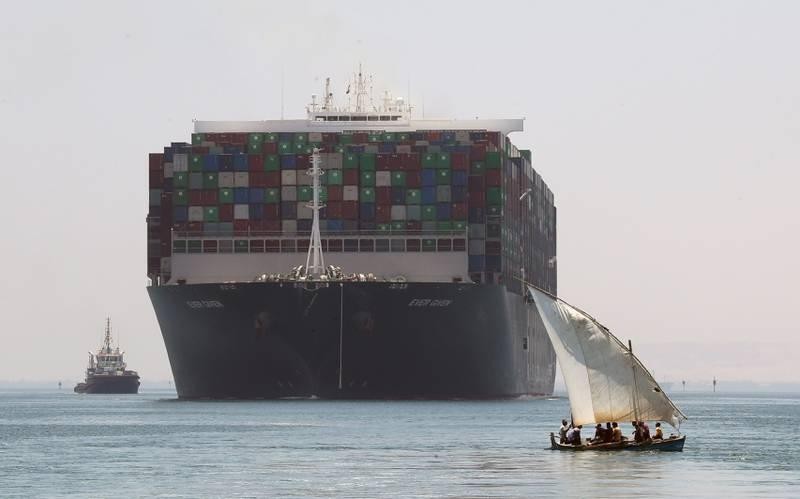 Tàu Ever Given rời kênh đào Suez hồi tháng 7 vừa qua. Ảnh: EPA