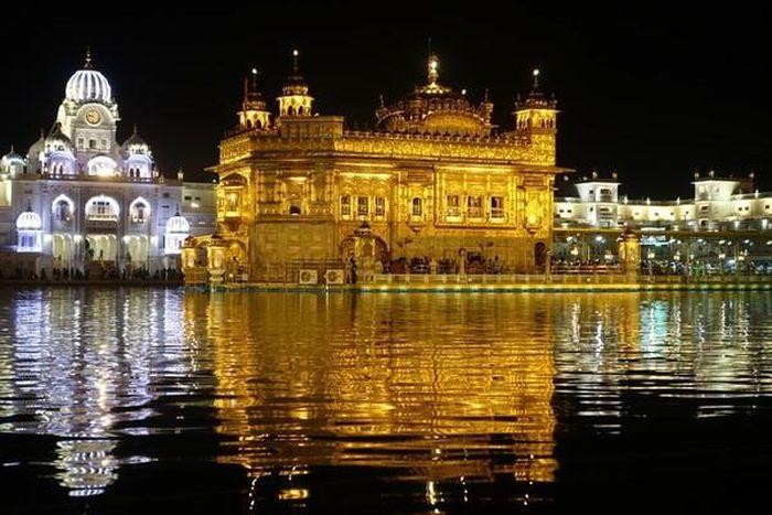 Ngôi Đền Vàng linh thiêng ở thành phố Amritsar, Ấn Độ. Ảnh: Wikipedia