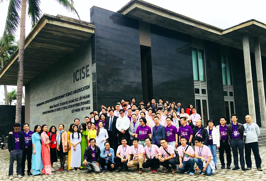 Ban tổ chức và các đại biểu dự Hội trại chụp ảnh lưu niệm tại tiền sảnh Trung tâm ICISE - ảnh Viết Hiền 