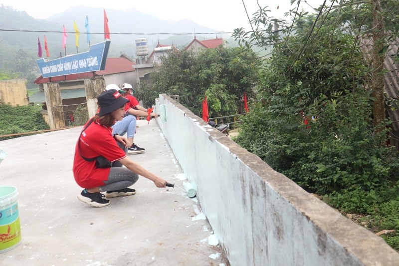 Ngoài việc bàn giao công trình thắp sáng đường quê, cácđã tham gia quét vôi ve 400m tường rào trường học