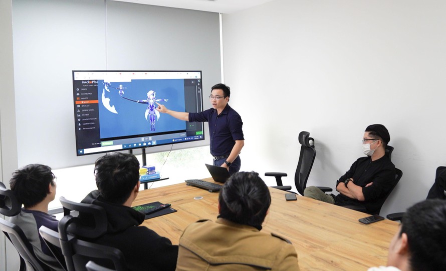 Anh Phạm Anh Tuấn trong buổi làm việc với đội ngũ Bravezone về sản phẩm game HeroFi