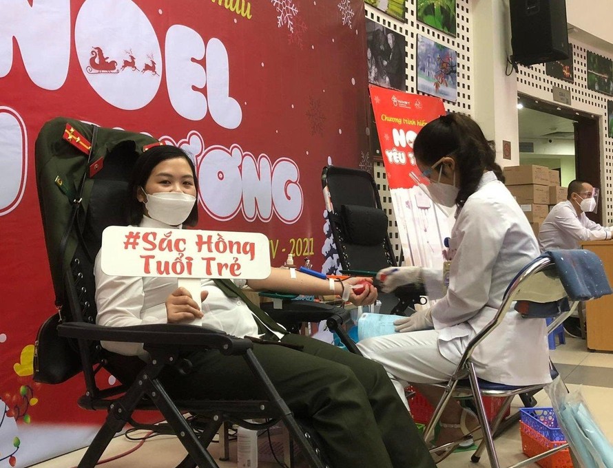 Nữ chiến sĩ công an hiến máu tại chương trình "Sắc hồng tuổi trẻ"
