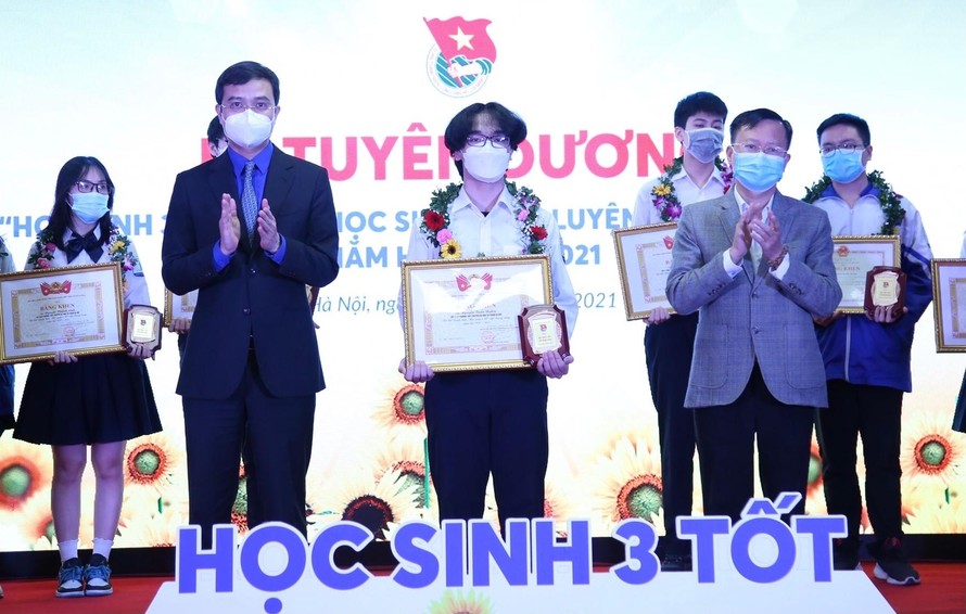 Bí thư thường trực T.Ư Đoàn Bùi Quang Huy (bên trái) trao tặng danh hiệu "Học sinh 3 tốt" năm học 2020-2021. Ảnh: Dương Triều