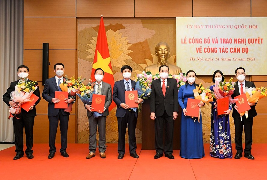 Phó Chủ tịch Thường trực Quốc hội Trần Thanh Mẫn trao Nghị quyết cho các cán bộ. 