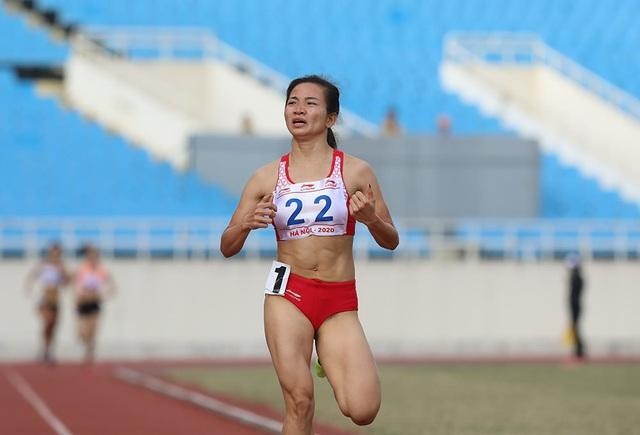 Nguyễn Thị Oanh không có đối thủ trên đường chạy 1500m