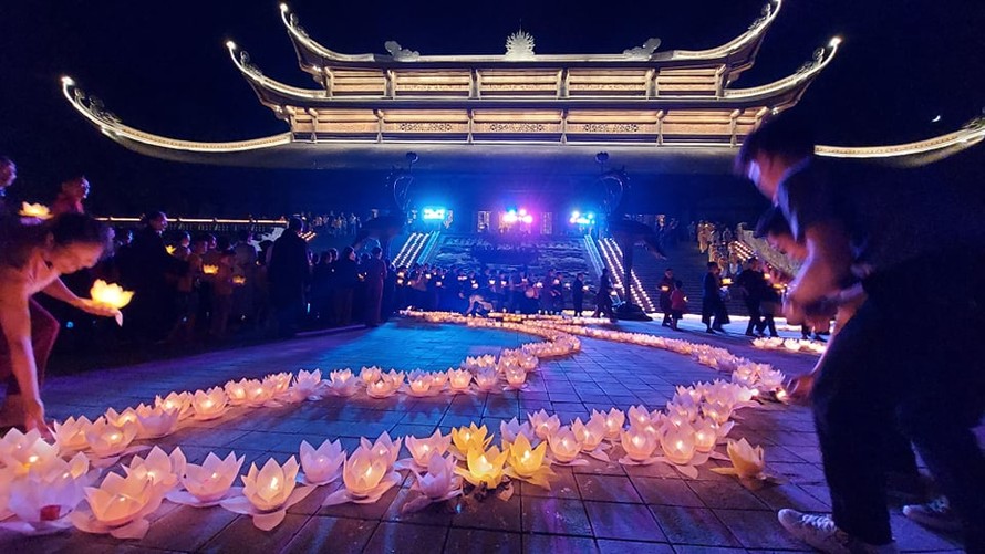 Hàng nghìn ngọn nến lung linh tại Điện Tam Thế, chùa Tam Chúc. Ảnh: M.Đ