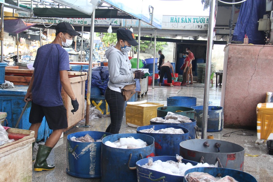 20 người buôn bán trong cảng cá Thọ Quang dương tính với SARS-CoV-2