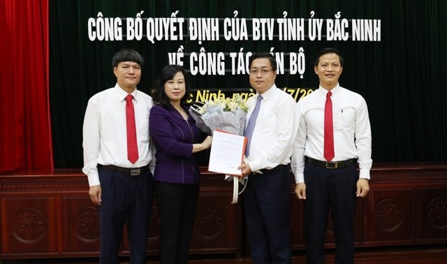 Bà Đào Hồng Lan trao quyết định cho ông Nguyễn Nhân Chinh. Ảnh Cổng thông tin tỉnh Bắc Ninh