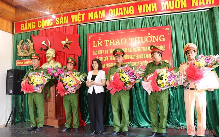 Chủ tịch tỉnh Bắc Ninh khen thưởng các đơn vị công an giải cứu an toàn bé trai bị bắt cóc