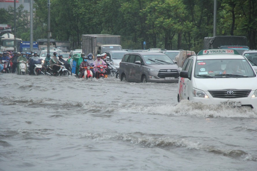 Đường Nguyễn Hữu Cảnh đoạn dưới chân cầu Sài Gòn thường bị ngập nặng do mưa lớn.