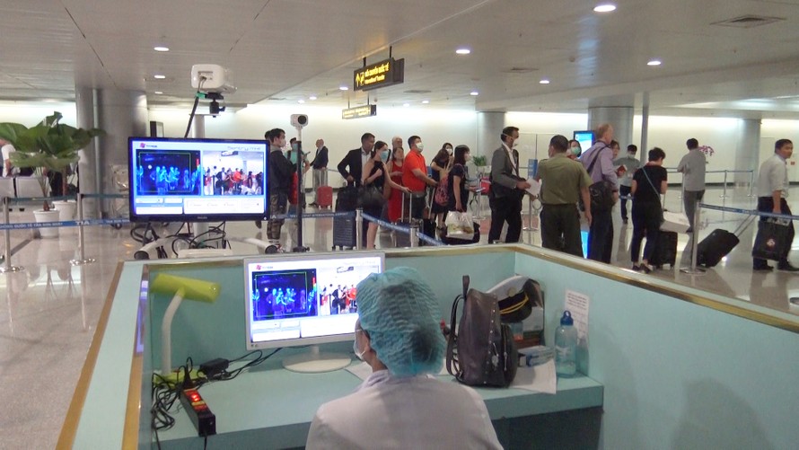 Kiểm dịch y tế quốc tế kiểm tra thân nhiệt hành khách tại ga quốc tế sân bay Tân Sơn Nhất.