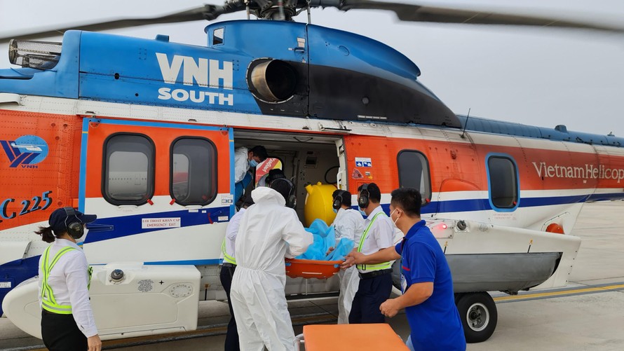 Bệnh viện Quân y 175 phối hợp cùng Binh đoàn 18 Bộ Quốc phòng thực hiện chuyến bay cấp cứu ngư dân từ Trường Sa vào đất liền.