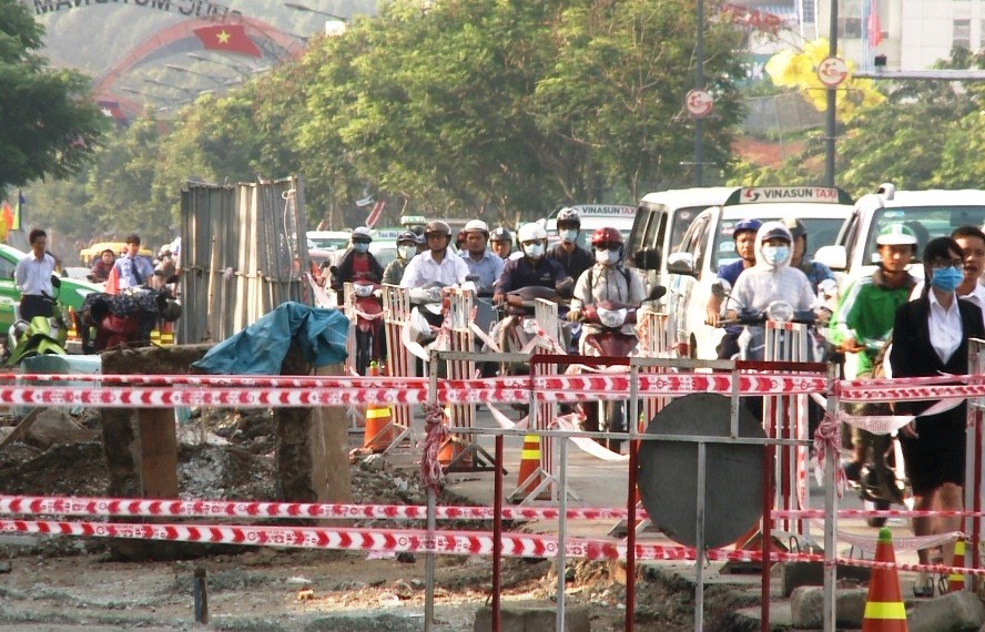 Cửa ngõ Tân Sơn Nhất bị rào chắn để xây cầu vượt.