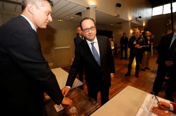 Tổng thống Francois Hollande bỏ phiếu bầu người kế nhiệm. Ảnh: Reuters