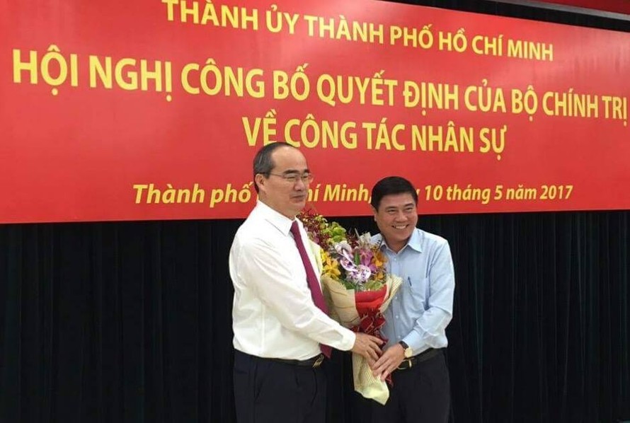 Chủ tịch TP.HCM Nguyễn Thành Phong tặng hoa chúc mừng tân Bí thư Thành ủy TPHCM Nguyễn Thiện Nhân.
