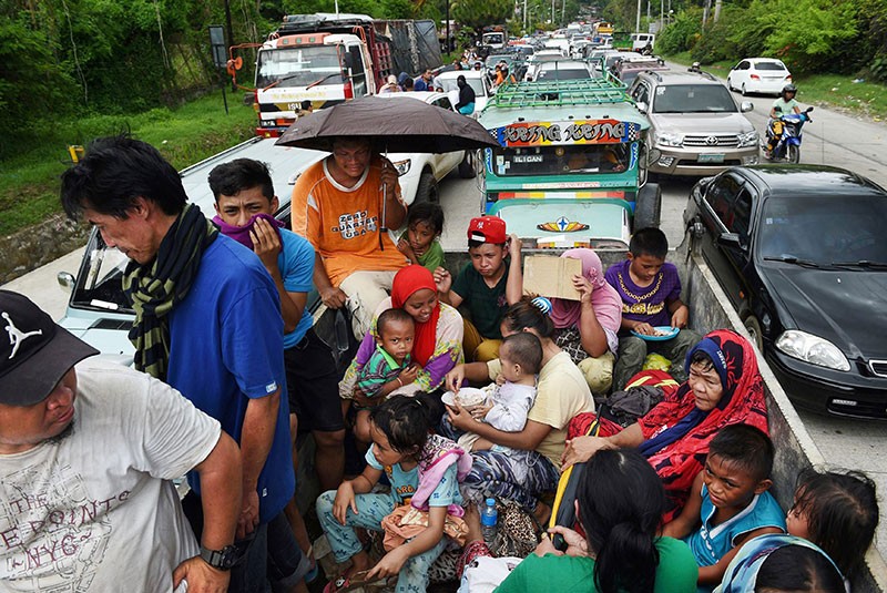 Người dân sơ tán khỏi thành phố Marawi. Ảnh: AFP
