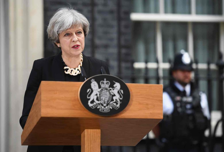 Thủ tướng Anh Theresa May phát biểu trên phố Downing sáng 4/6, vài tiếng sau vụ khủng bố tối 3/6 tại London. Ảnh: Getty Image