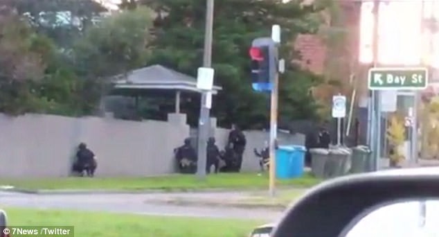 Cảnh sát tập trung bên ngoài khu căn hộ ở Melbourne nơi một người phụ nữ bị bắt làm con tin chiều 5/6. Ảnh: Twitter