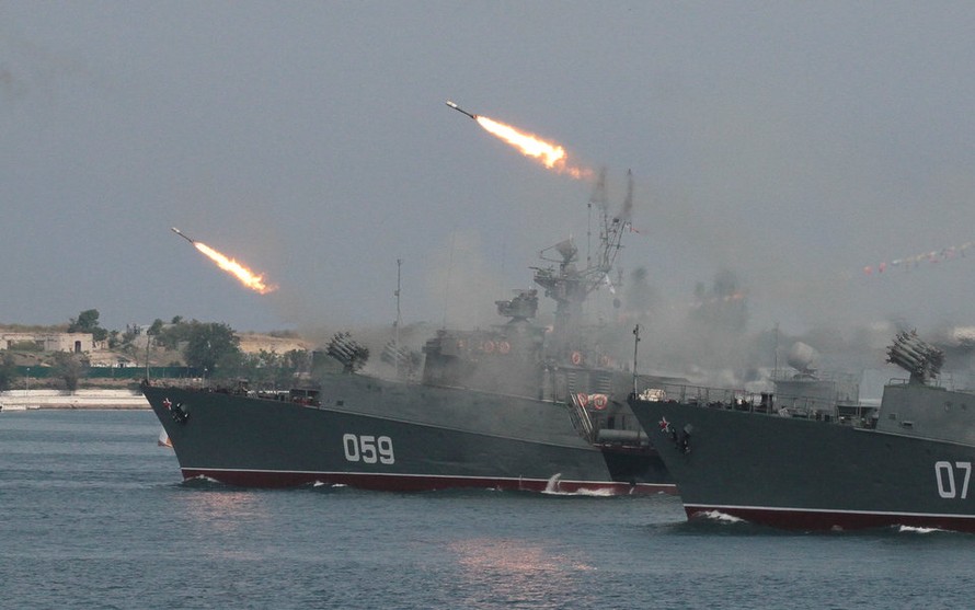 Tàu chiến Nga phóng tên lửa. Ảnh: Reuters