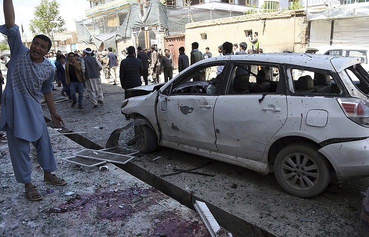 Hiện trường vụ đánh bom ngày 22/4 tại Kabul (Afghanistan). Ảnh: AP