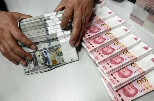 Nhân viên kiểm tiền tại một chi nhánh của Bank of China. Ảnh: Reuters