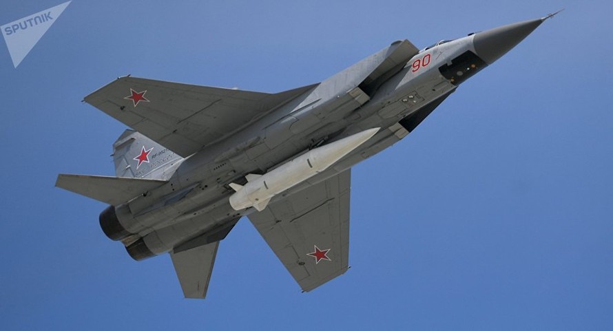 Tên lửa siêu thanh Kinzhal gắn trên máy bay chiến đấu MiG-31. Ảnh: Sputnik