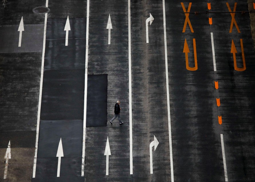 Một người đi bộ trên con đường vắng ở thủ đô Tokyo (Nhật Bản). Ảnh: Reuters
