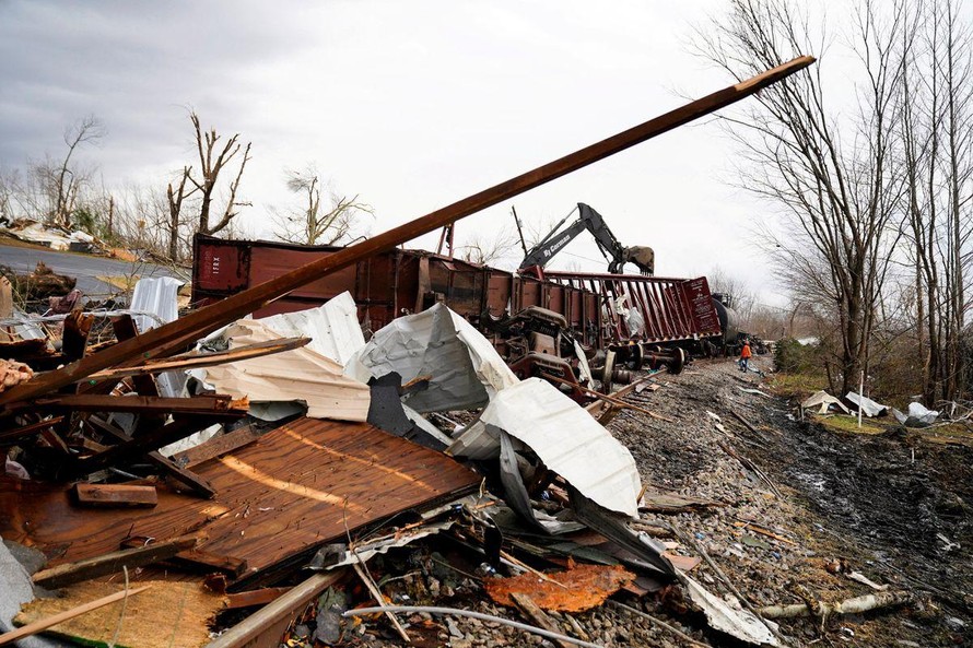 Một đoàn tàu ở Earlington (bang Kentucky) bị trật bánh sau trận lốc xoáy ngày 10/12. Ảnh: Reuters