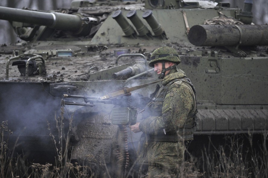 Một binh sĩ Nga tham gia cuộc tập trận ngày 10/12. Ảnh: AP