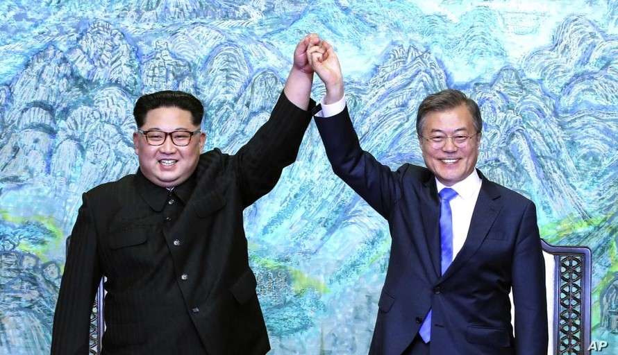 Tổng thống Hàn Quốc Moon Jae-in và Chủ tịch Triều Tiên Kim Jong-un trong một cuộc gặp năm 2018. Ảnh: AP
