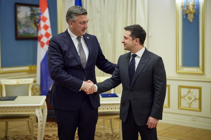 Thủ tướng Croatia Andrej Plenkovic (trái) bắt tay Tổng thống Ukraine Volodymyr Zelensky (phải) trong cuộc gặp ngày 8/12. Ảnh: president.gov.ua