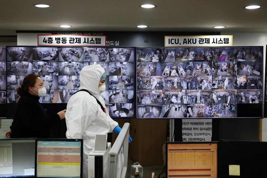 Màn hình theo dõi các bệnh nhân nặng ở bệnh viện Bagae (Pyeongtaek, Hàn Quốc). Ảnh: Reuters