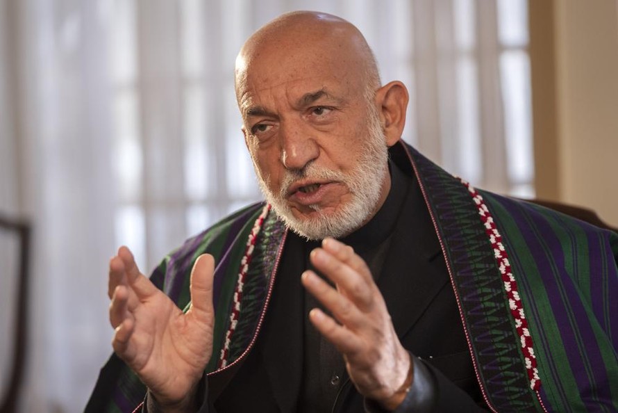 Ông Hamid Karzai trả lời phỏng vấn hãng tin AP từ Kabul. Ảnh: AP