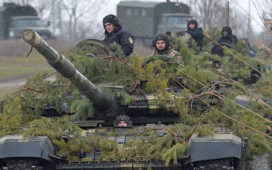 Quân đội Ukraine tập trận ngày 14/12. Ảnh: Reuters
