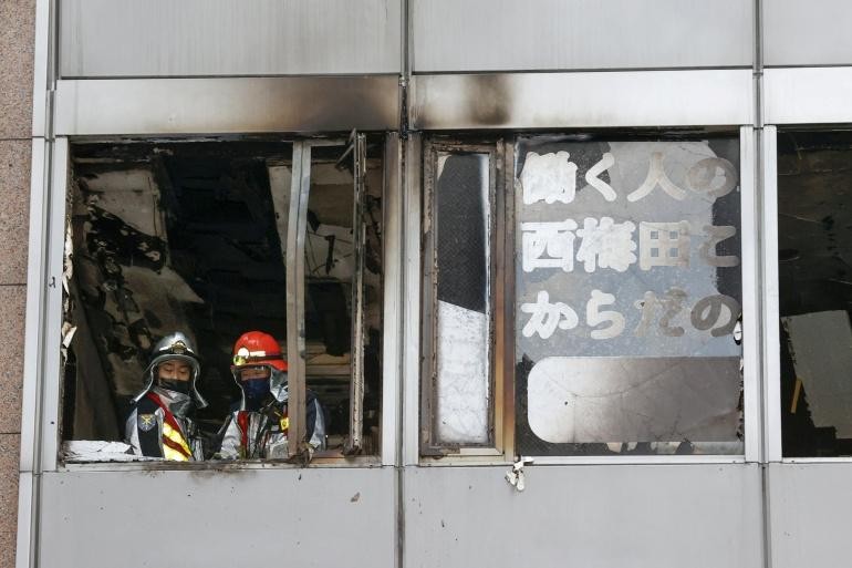 Đám cháy bùng phát ở tầng 4 một toà nhà trung tâm thành phố Osaka. Ảnh: Reuters