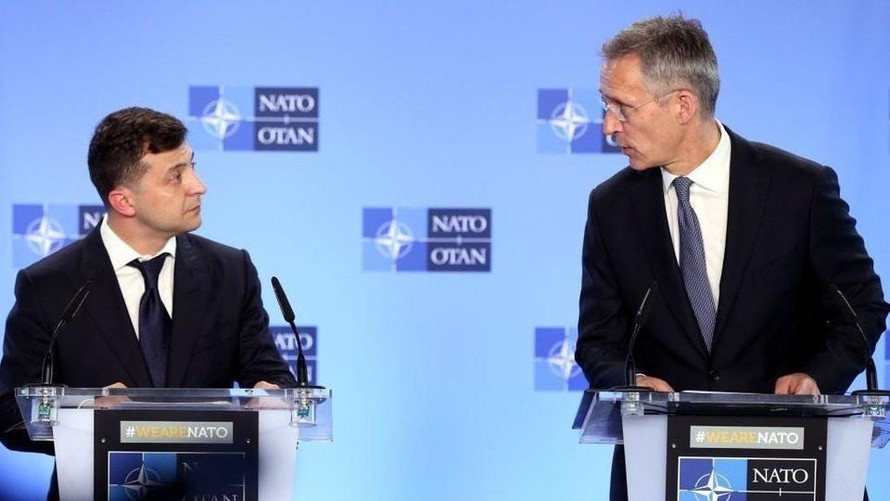 Tổng thư ký NATO Jens Stoltenberg và Tổng thống Ukraine Volodymyr Zelensky họp báo chung sau cuộc gặp hôm 16/12. Ảnh: Ruptly