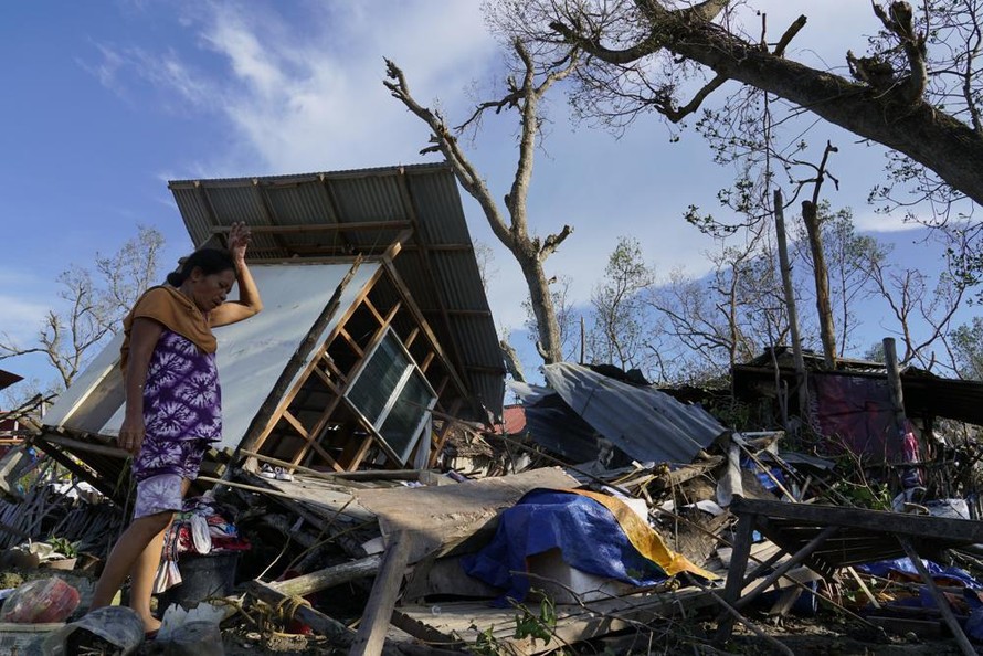 Một ngôi nhà đổ rạp vì bão ở Cebu (Philippines). Ảnh: AP