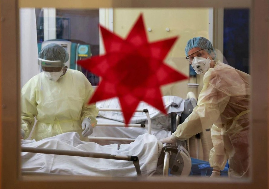 Ngôi sao trang trí Giáng sinh được dán trên cửa phòng chăm sóc đặc biệt (ICU) tại một bệnh viện ở Berlin (Đức) ngày 6/12. Ảnh: Reuters