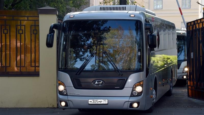 Xe cảnh sát hộ tống 2 xe buýt rời nhà tù Lefortovo ở thủ đô Mátxcơva. Nguồn: Al Jazeera. 